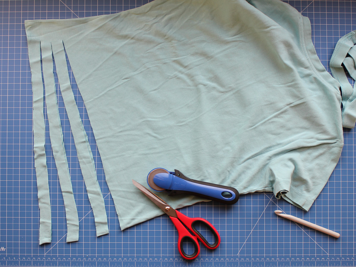 Schritt 1: T-Shirt einschneiden (Streifen nicht durchschneiden!) Falls der Saum doppelt ist, davor den Saum abschneiden.
