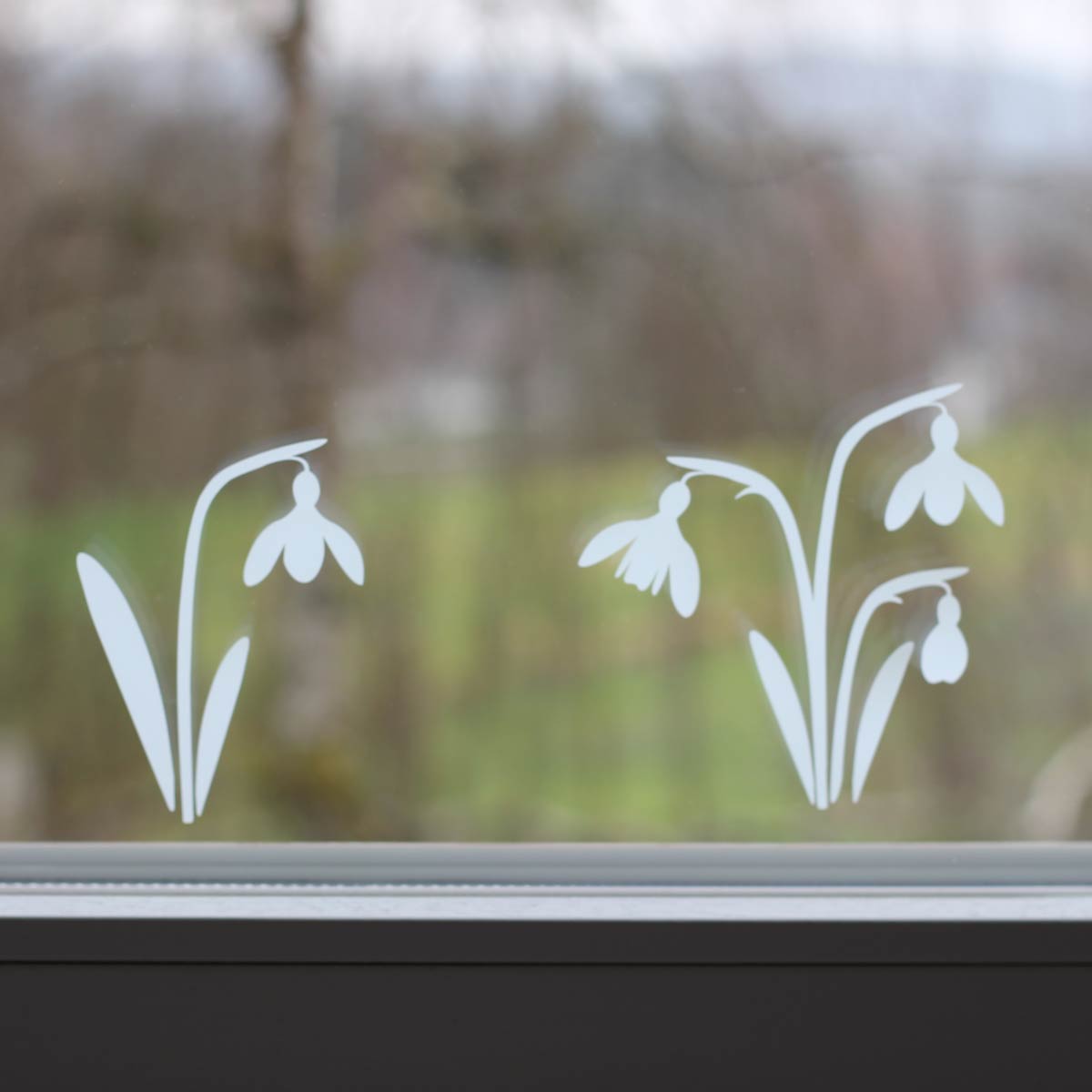 Plotterfreebie: Schneeglöckchen aus Adhäsionsfolie als Fensterbild