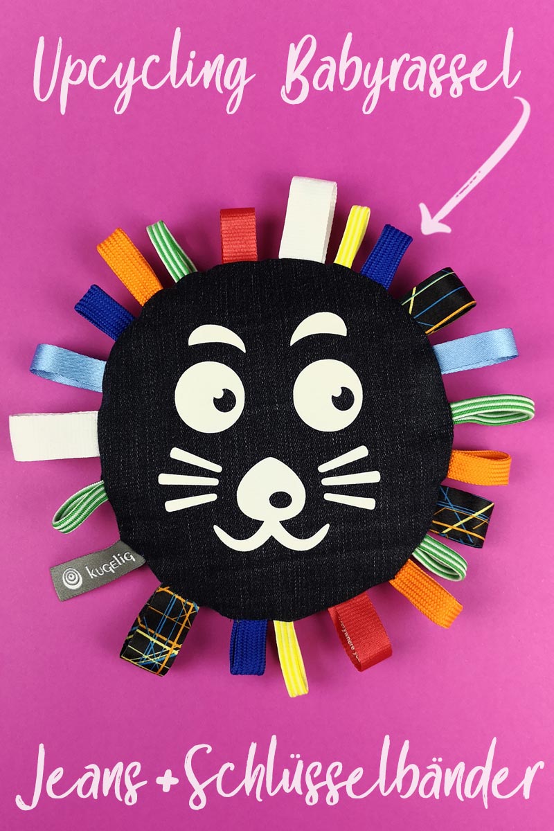 Upcycling Babyrassel aus Jeans & Schlüsselbändern - mit Plotterfreebie für Hund-Katze-Maus-Löwen-Gesicht