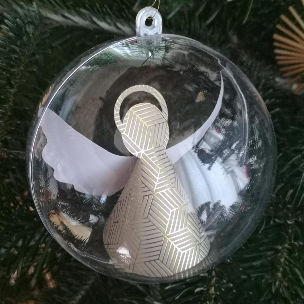 Weihnachtsbaumschmuck - geplottete Engel in Kunststoffkugel