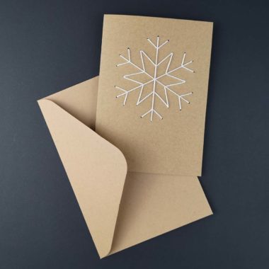 Plotterfreebie und Bastelvorlage für bestickte Weihnachtskarte mit Schneeflocke und Stern