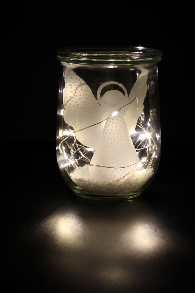 Weck-Engel: Transparentpapierengel mit LED-Lichterkette und Kunstschnee in einem Weck-Glas